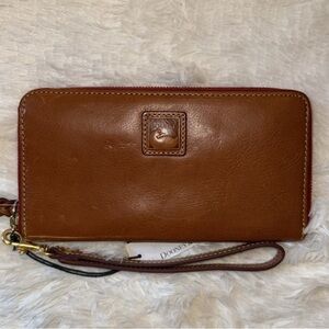 Dooney & Bourke Florentine wristlet in natural